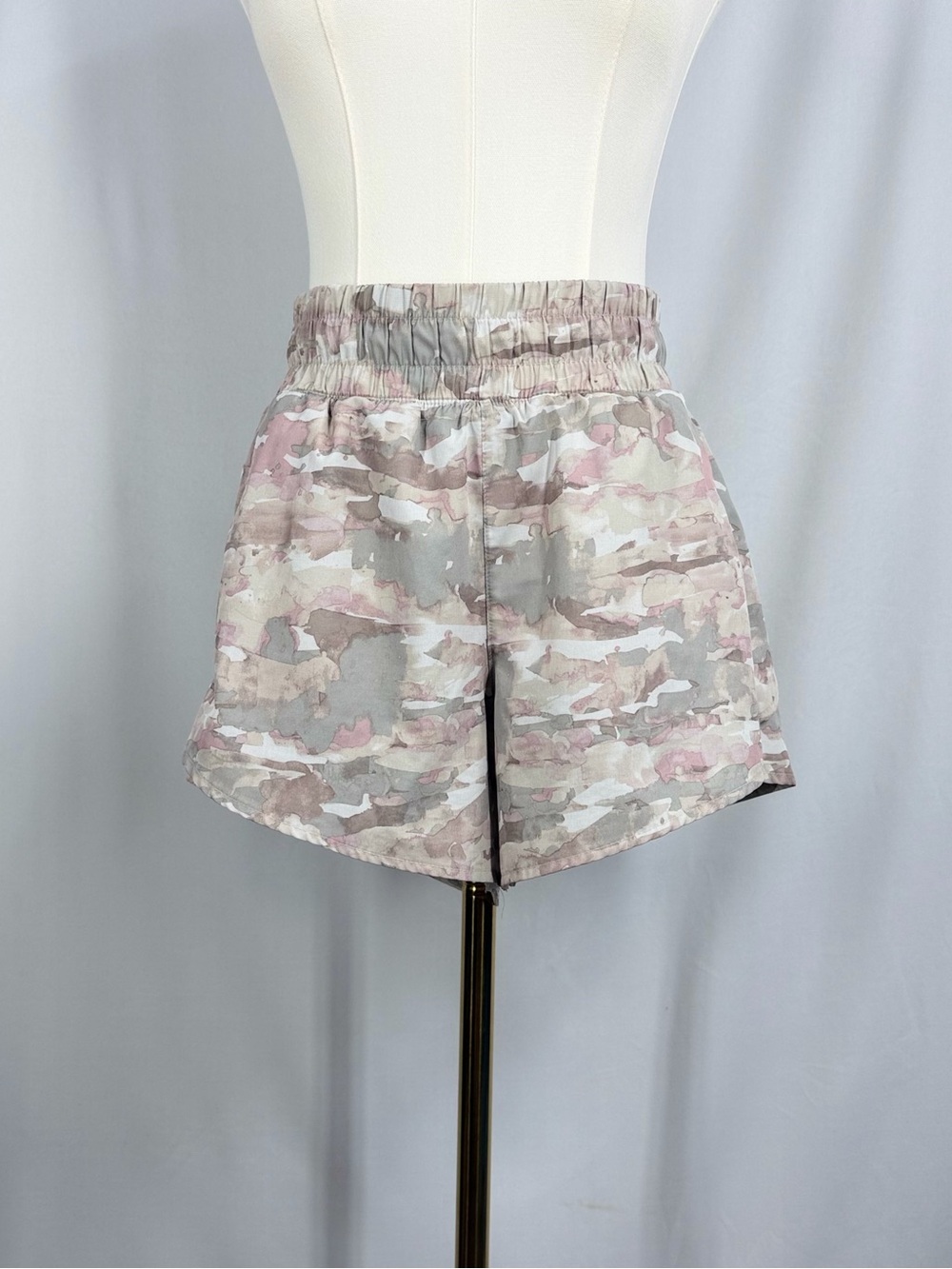 Avia Women’s Taupe Camo Running Shorts Bike Liner & Pockets Size Small (4-6)